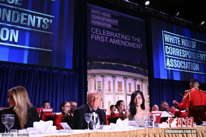 多家美国媒体25日晚报道称，出席白宫记者协会晚宴的美国总统特朗普因现场传出疑似“枪声”而紧急撤离。白宫记者协会晚宴当晚在位于华盛顿市区的一所酒店举行。这是特朗普首次以总统身份参加该活动。事件发生在特朗普抵达活动现场后的半小时。当晚8时39分许，晚宴现场传出“枪声”，随后特勤局人员冲入宴会大厅，要求来宾撤离。图为出席白宫记者协会晚宴的美国总统特朗普。